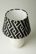 Abat-jour céramique blanc & chapeau graphique noir et blanc
