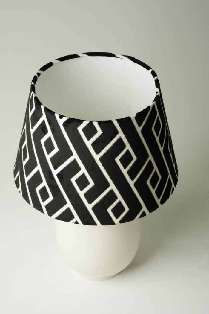 Abat-jour céramique blanc & chapeau graphique noir et blanc – Image 1