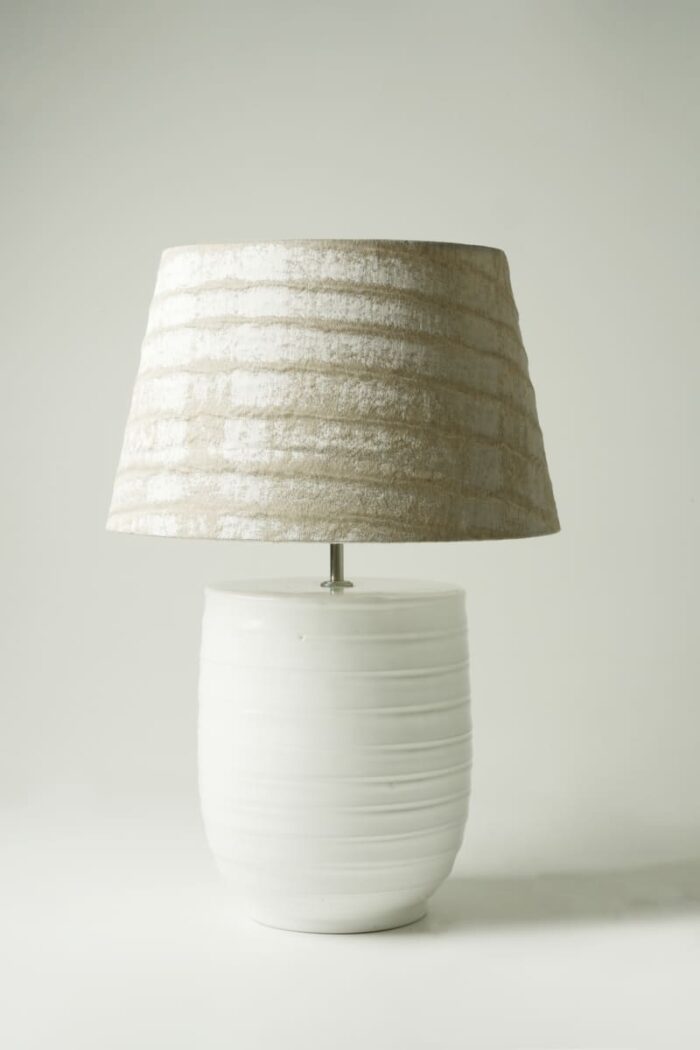 Abat-jour céramique blanc & chapeau grège argenté – Image 1