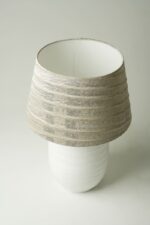 Abat-jour céramique blanc & chapeau grège argenté – Image 3
