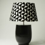 Abat-jour céramique noir & chapeau graphique noir et blanc