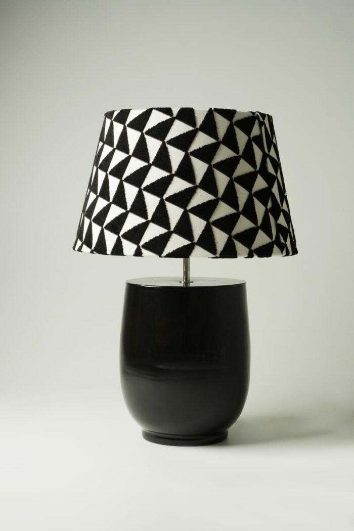 Abat-jour céramique noir & chapeau graphique noir et blanc – Image 1