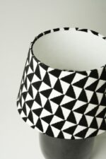 Abat-jour céramique noir & chapeau graphique noir et blanc – Image 2