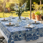 Nappe arabesque bleue (petit motif) imperméable et anti tâches – Image 4