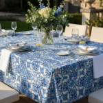 Nappe arabesque bleue (petit motif) imperméable et anti tâches