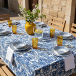 Nappe arabesque bleue (petit motif) imperméable et anti tâches – Image 5