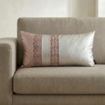 Coussin similicuir rectangulaire grège – Bandes rose & python