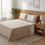 Parure de lit unie beige - Bande blanc cassé brodée