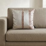 Coussin similicuir carré grège – Bandes rose & python