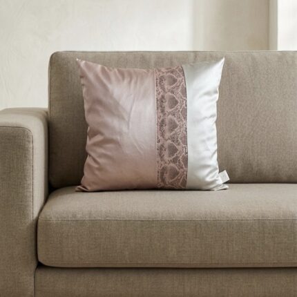 Coussin similicuir carré rose – Bandes grège & python