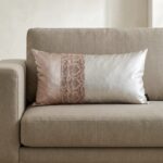 Coussin similicuir rectangulaire grège – Bandes rose & python