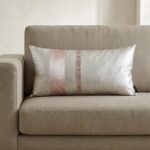 Coussin similicuir rectangulaire grège – Bandes rose & python