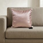 Coussin similicuir carré rose - Bordure blanc cassé