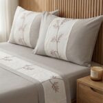 Parure de lit unie grège clair - Bande blanc cassé brodée en rose – Image 2