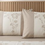 Parure de lit unie beige - Bande blanc cassé brodée en grège – Image 2