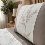 Parure de lit unie marron - Bande blanc cassé brodée – Image 2