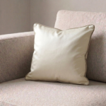Coussin carré uni beige à cordon grège