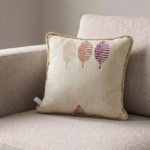 Coussin carré beige à motif feuilles