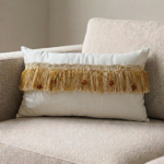 Coussin rectangulaire grège avec pompons et cristaux dorés