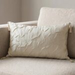 Coussin rectangulaire blanc cassé froissé