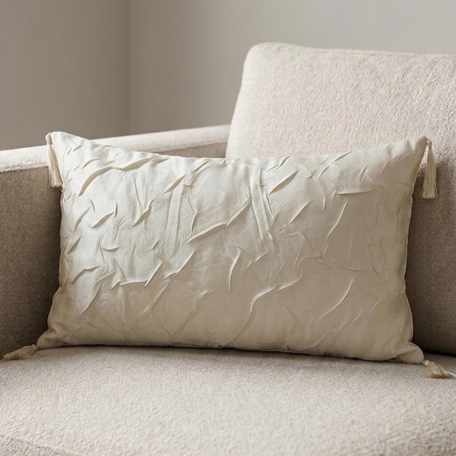 7d39dd11-fc12-4282-aa60-10a3ee995392 Coussin rectangulaire blanc cassé froissé – Image 1