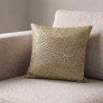 Coussin carré doré en dentelle