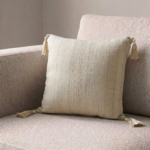 Coussin carré beige texturé avec pompons