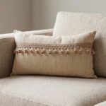Coussin rectangulaire beige avec galon