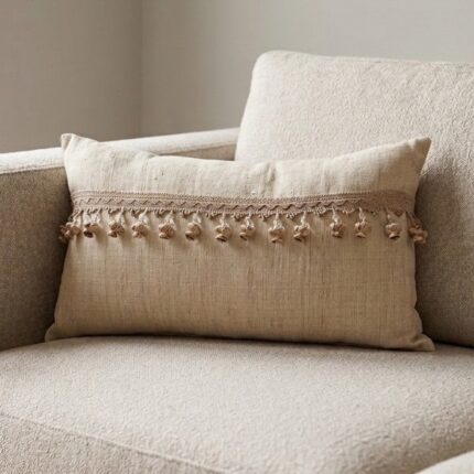 Coussin rectangulaire beige avec galon