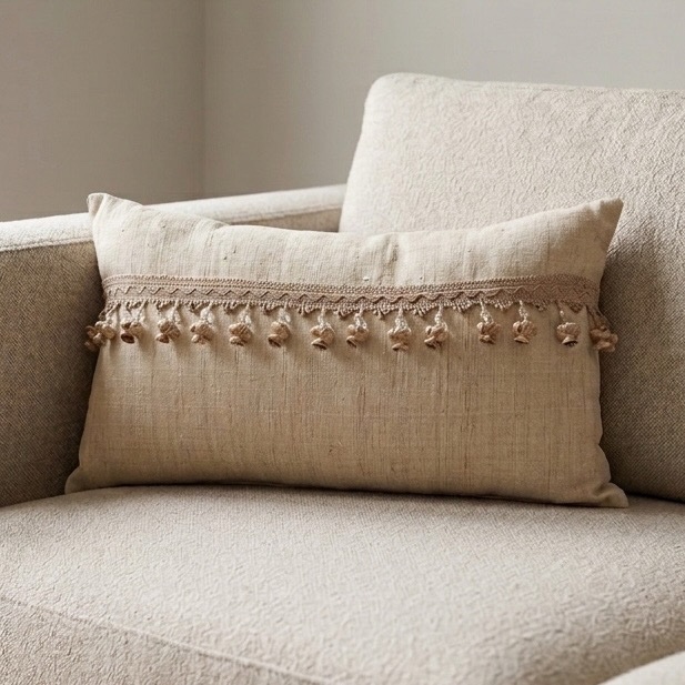 c483fa46-58b9-45c8-8fe8-bbef7bacc48c Coussin rectangulaire beige avec galon – Image 1