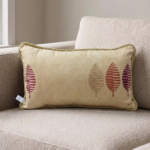 Coussin rectangulaire beige à motif feuilles