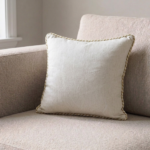 Coussin carré uni à cordon doré et écru