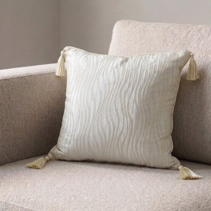 Coussin carré crème à motif ondulé avec pompons