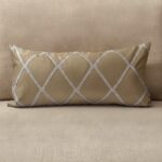 Coussin marron clair sérigraphié - Motif treillis gris moucheté