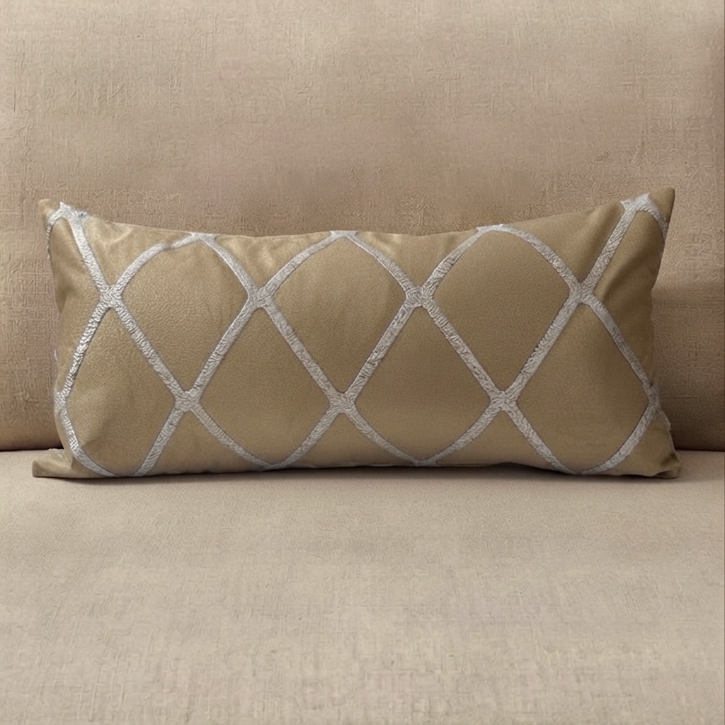 77ceb6c3-08c1-4784-a89b-0febd194c963 Coussin marron clair sérigraphié - Motif treillis gris moucheté – Image 1