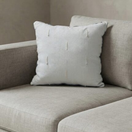 Coussin carré blanc cassé brodé