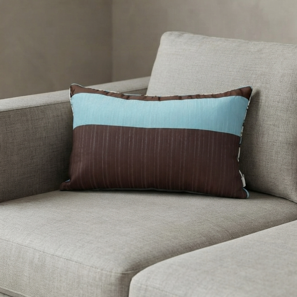 8c72ea73-457c-4a8e-bdfb-906002fda2ef Coussin rectangulaire bandes marron et turquoise – Image 1