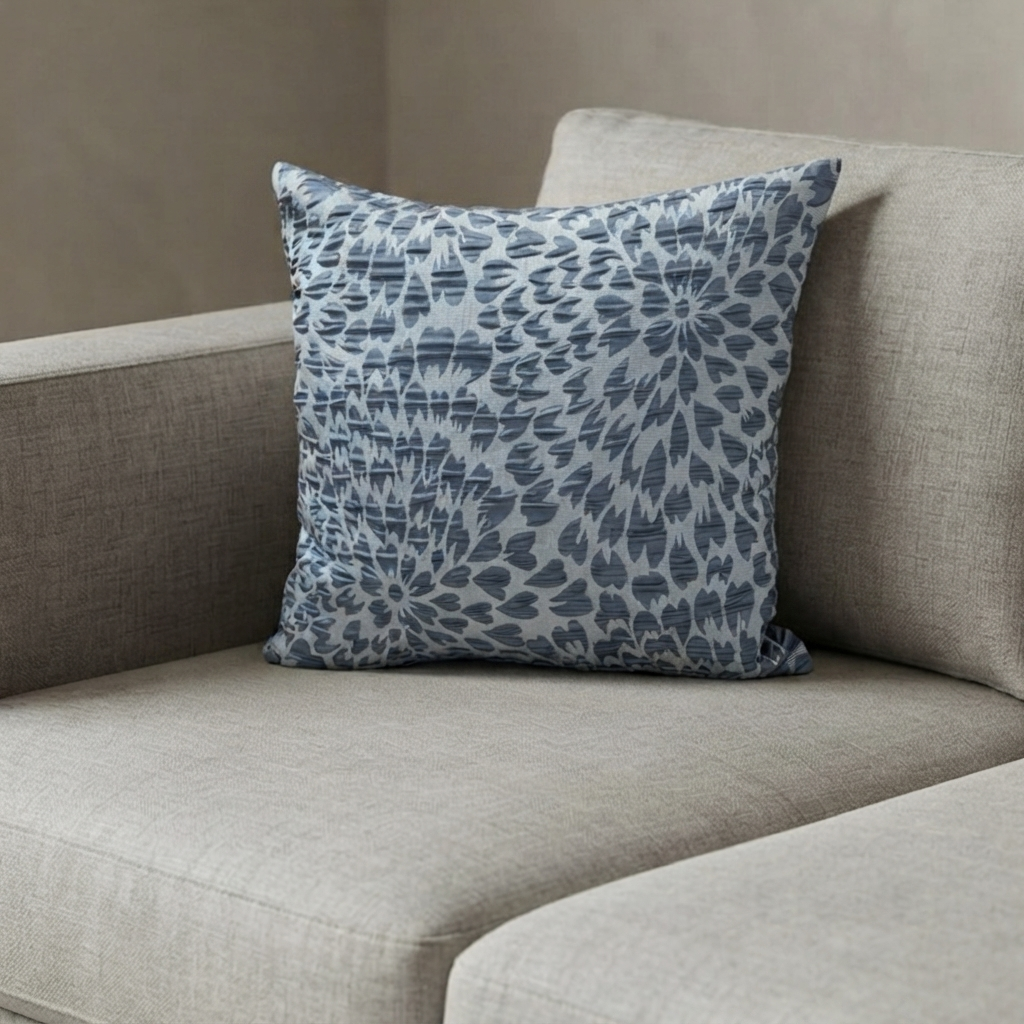 c0415b6c-8c9d-4541-981e-f672637e230a Coussin carré froissé bleu jean – Image 1