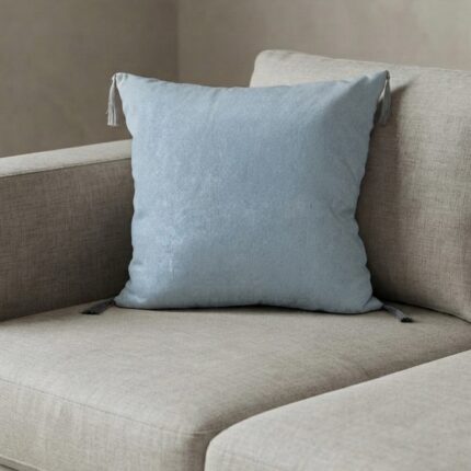 Coussin carré bleu ciel avec pompons