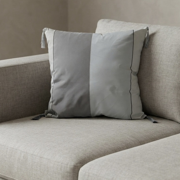 img_7498 Coussin carré bandes grises – Image 1