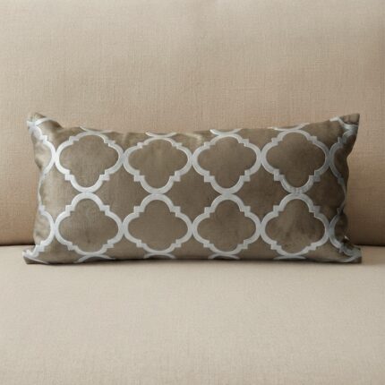 Coussin marron sérigraphié - Motif trèfle gris