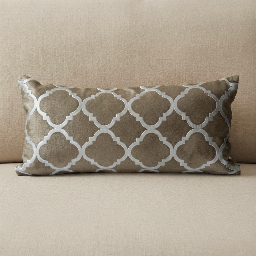 img_8058 Coussin marron sérigraphié - Motif trèfle gris – Image 1