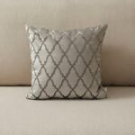 Coussin grège sérigraphié - Motif arabesque bronze