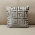 Coussin grège sérigraphié - Motif grec bronze