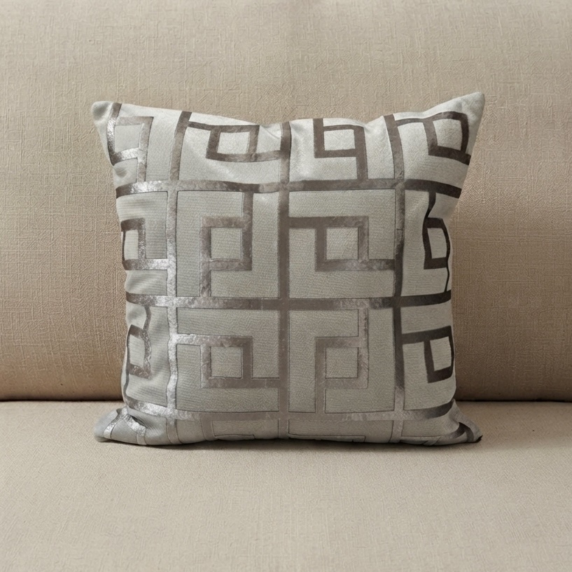 img_8072 Coussin grège sérigraphié - Motif grec bronze – Image 1