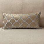 Coussin marron clair sérigraphié - Motif trèfle gris moucheté