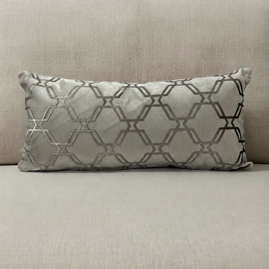 img_8095 Coussin grège sérigraphié - Motif hexagone bronze – Image 1