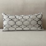 Coussin grège clair sérigraphié - Motif mauresque bronze