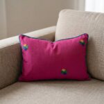 Coussin rectangulaire rose fuchsia brodé