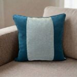 Coussin carré bleu canard avec bande pailletée
